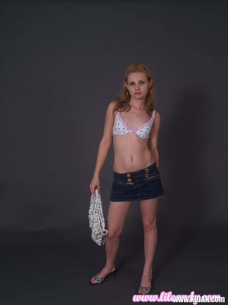 Lil Candy masturbates to a xxx porn magazine - Photo #2204097