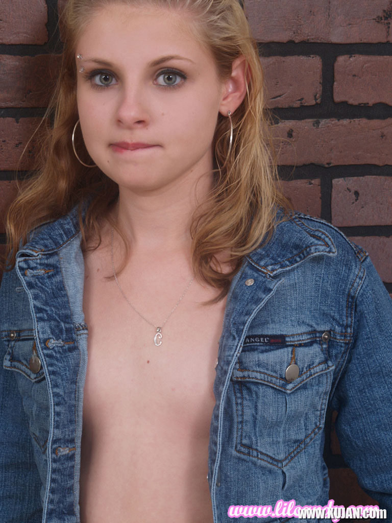 Lil Candy strips out of her denim jacket while showing her cute ass - Photo #2204211