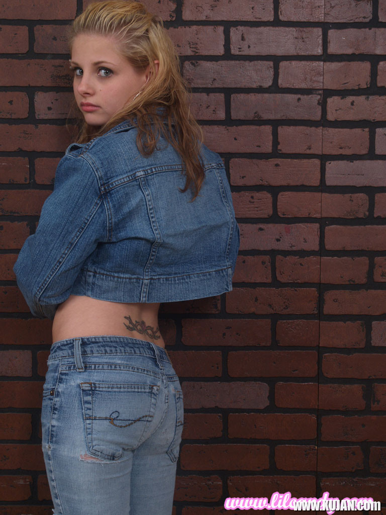 Lil Candy strips out of her denim jacket while showing her cute ass - Photo #2204213