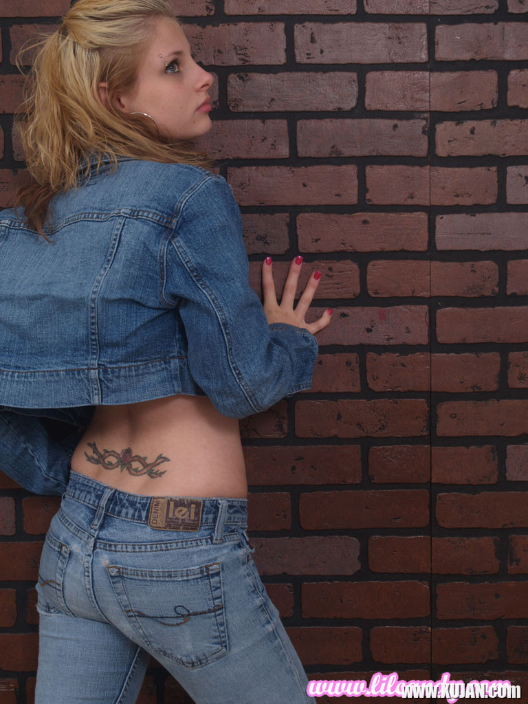 Lil Candy strips out of her denim jacket while showing her cute ass - Photo #2204214
