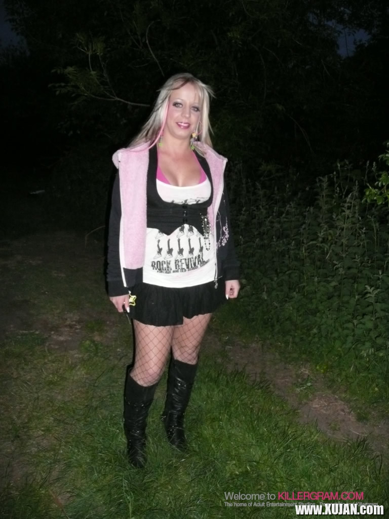 Loz Lorrimar Caught On Her Knees Sucking Outside - Photo #2208324
