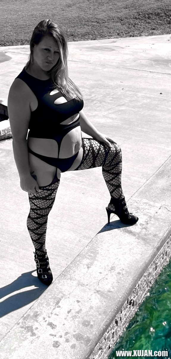 PAWG Poolside - Photo #2213276
