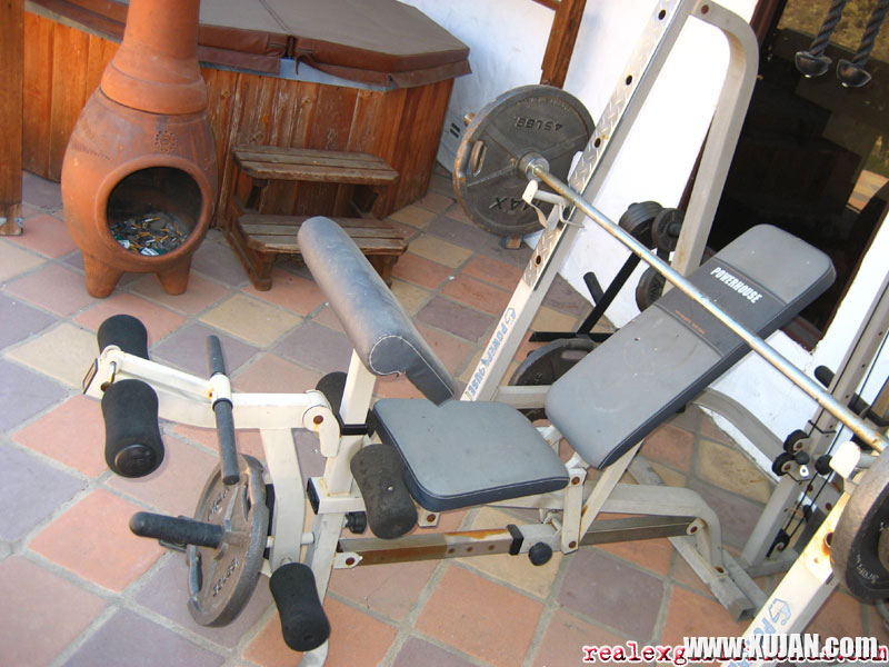 Amateur Latin girlfriend Alexis Love stripping after the gym - Photo #2215045