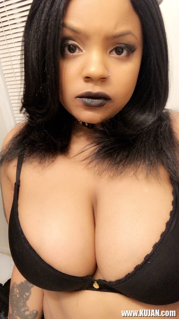 Big Tiddie Goth Gf Teases - Photo #2217862