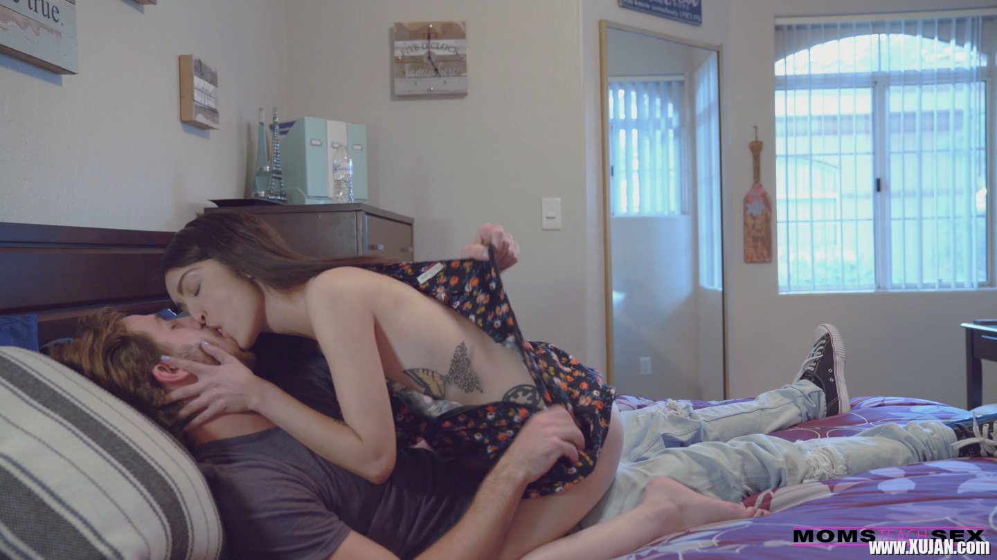Reagan Foxx gives Jericha Jem a Blowjob lesson - Photo #2226246