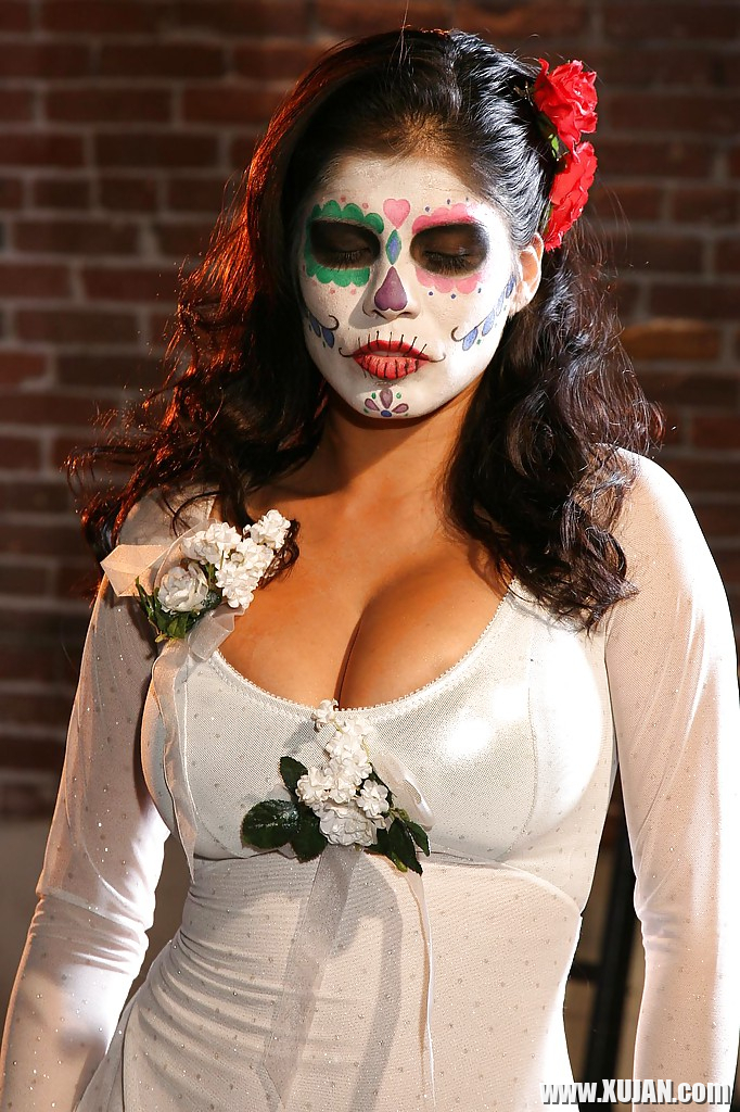 Stunning latina in cosplay outfit Alexis Amore revealing her goods - Photo #2251266