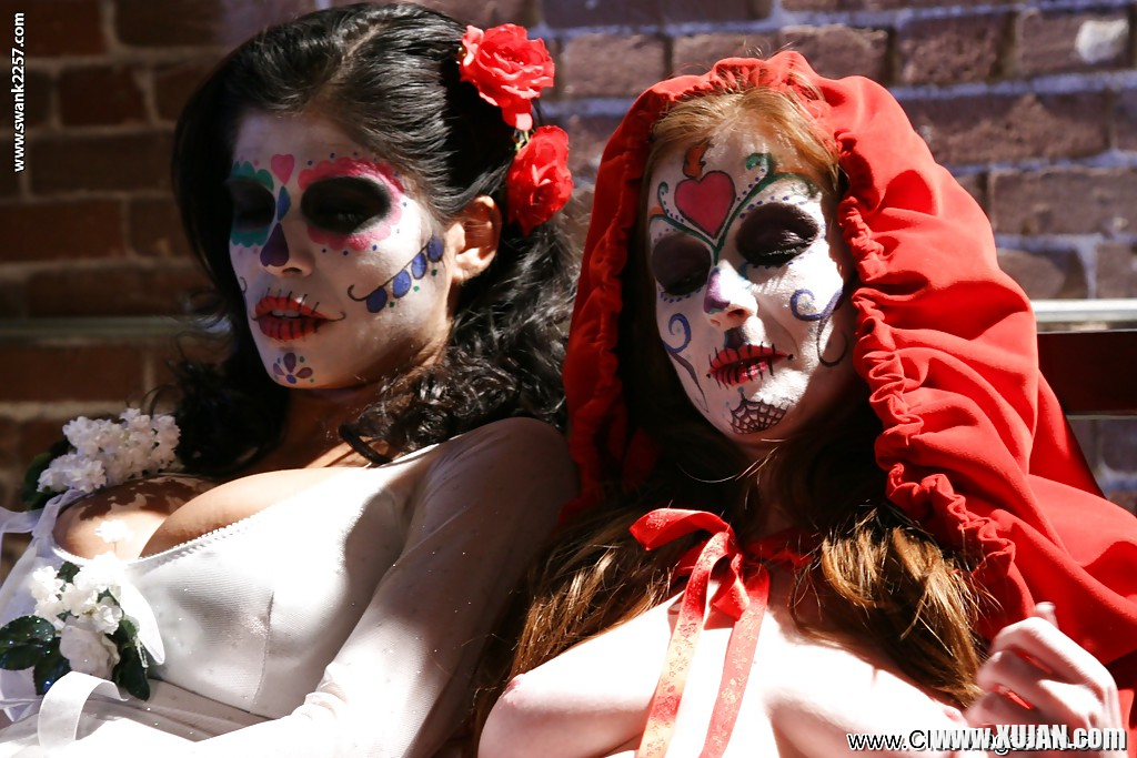Cosplaying makes Latina Alexis Amore and pornstar Nikki Rhodes horny - Photo #2251291