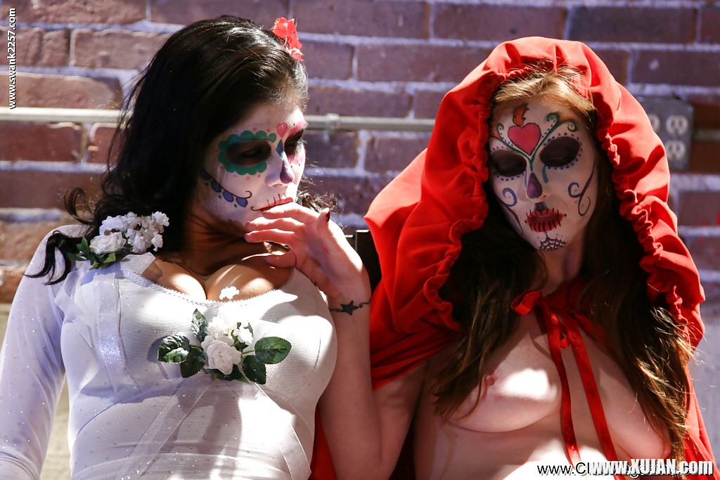 Cosplaying makes Latina Alexis Amore and pornstar Nikki Rhodes horny - Photo #2251294