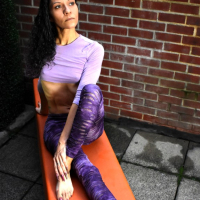 Violet Hayz Fit Yogayi hrahangichy tsuyts e talis amen inch