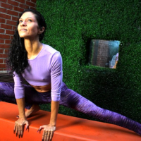 Violet Hayz Fit Yogayi hrahangichy tsuyts e talis amen inch