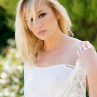 Hayden Hawkens unveils her exceptional beauty in the morning sunshine