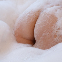 Sweet Babe Amanda Lane has fun in the Bathtub