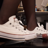 Sneakerjob Cumshots