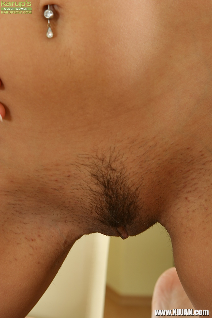 Busty MILF Valentina Rush stripping down and playing with a vibrator - Photo #2332779