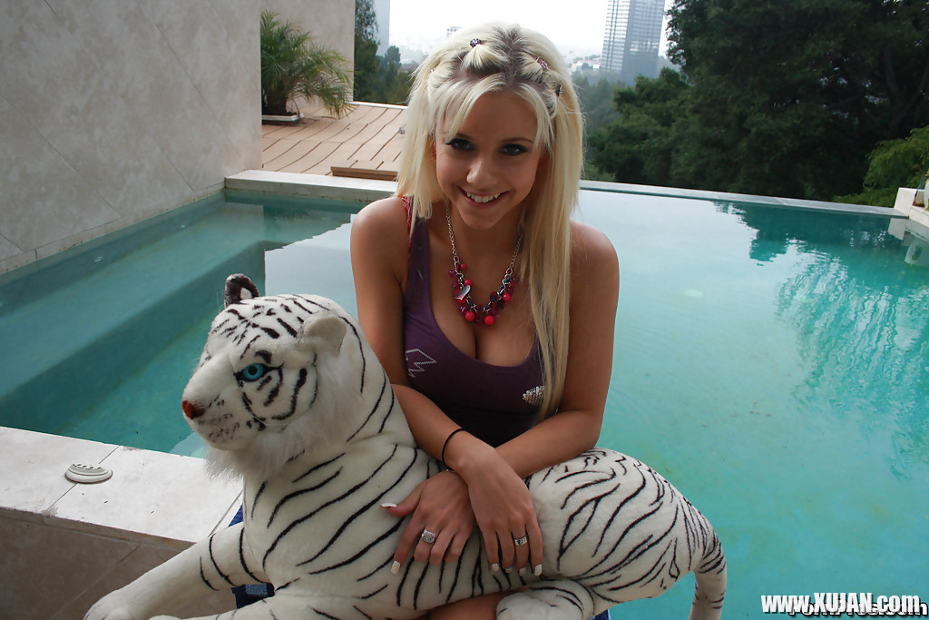 Tessa Taylor strips outdoor to demonstrate her youthful body - Photo #2335146