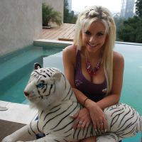 Tessa Taylor strips outdoor to demonstrate her youthful body