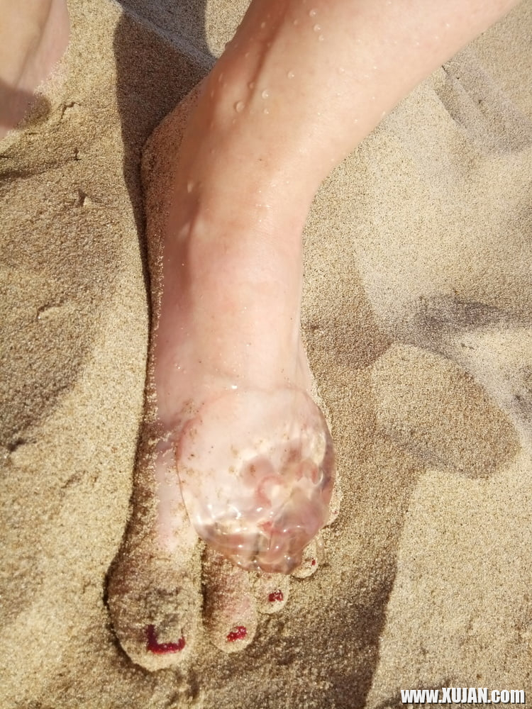Lady L and sea medusa - Photo #2341569