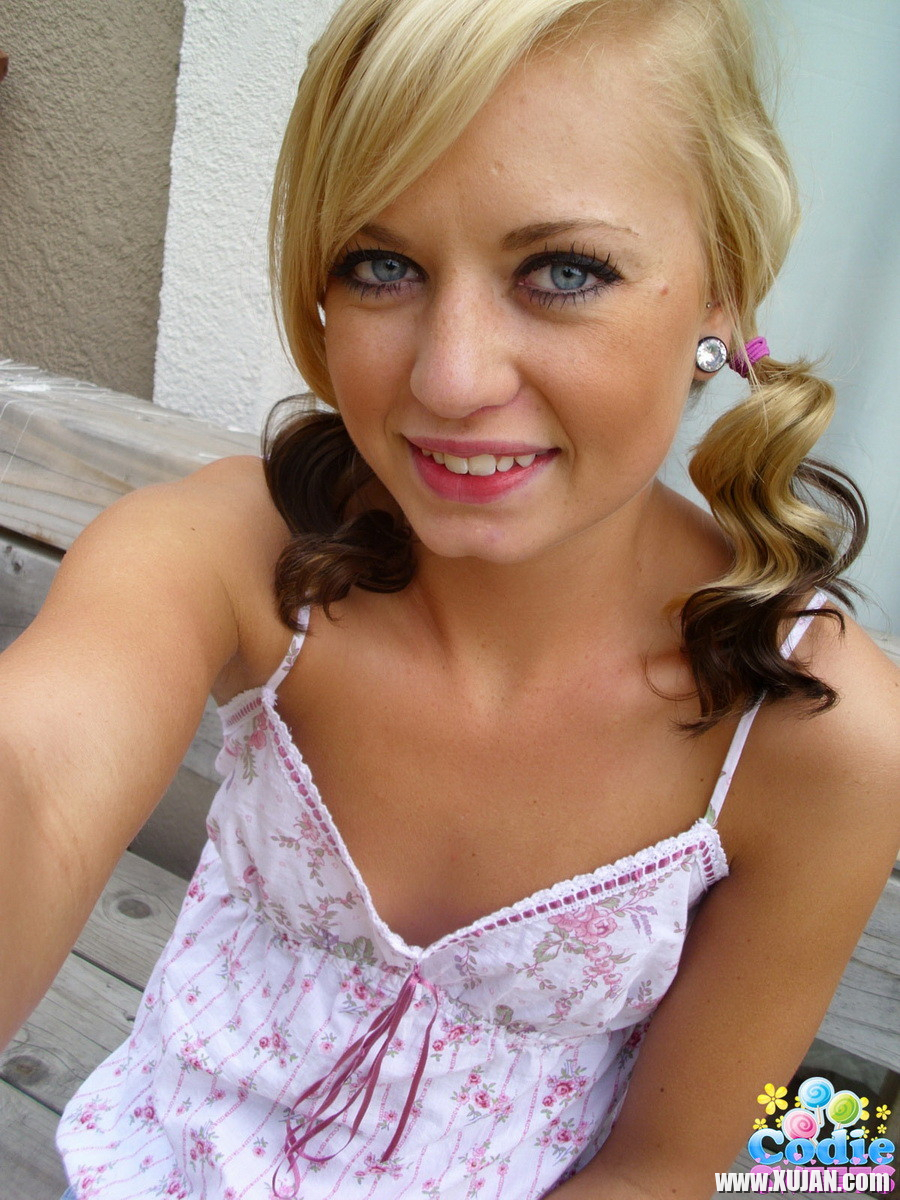 Codie Sweets takes selfshot pictures of her pussy - Photo #2344743