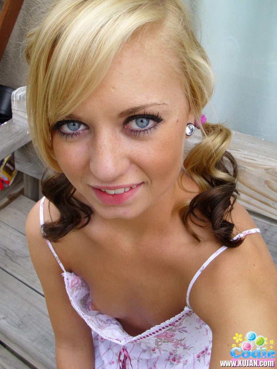 Codie Sweets takes selfshot pictures of her pussy - Photo #2344751