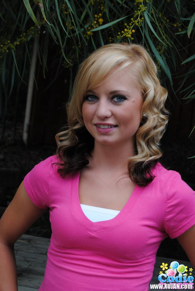 Teasing blonde Codie Sweets pulls down her tight jeans showing off her perfect teenage ass outdoors - Photo #2345188