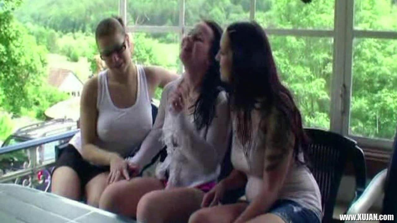 Amateur Lydia and two chicks lick each other on the balcony - Photo #2353872