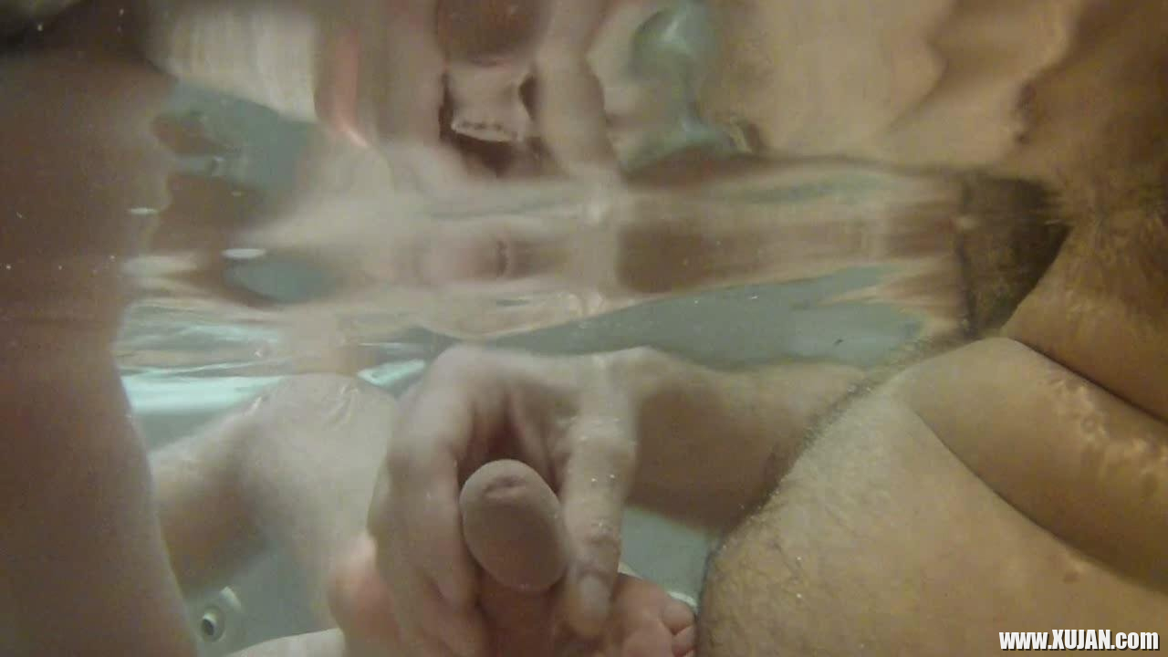 Amateur Lydia performs underwater footjob in a bathtub - Photo #2353909