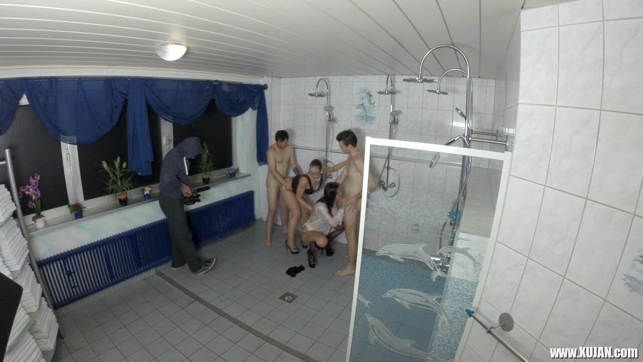 Amateur Lydia getting nailed in the shower foursome - Photo #2354013