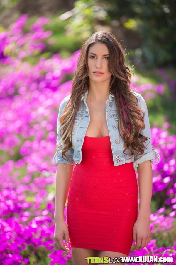 Slutty model August Ames posing showing amazing forms outside - Photo #2355235