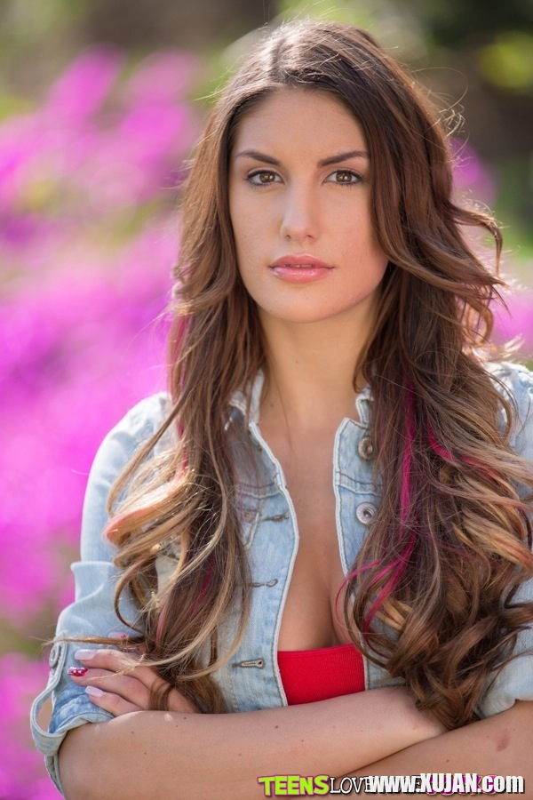 Slutty model August Ames posing showing amazing forms outside - Photo #2355236