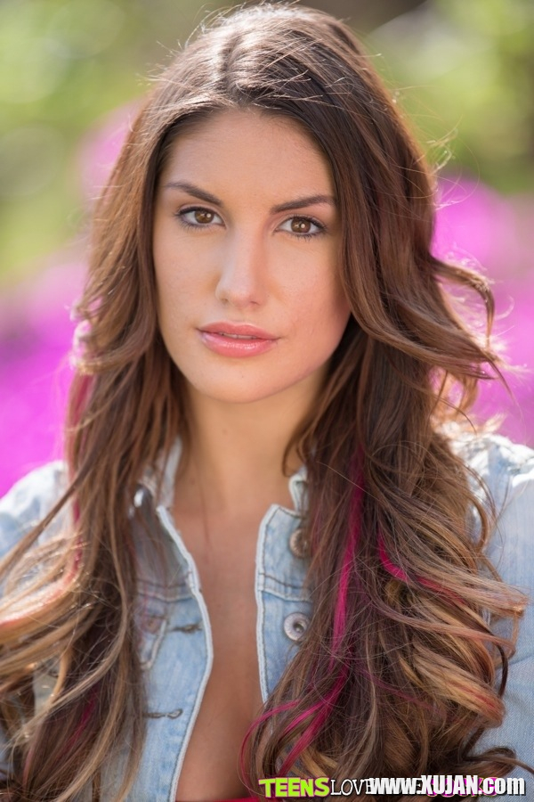Slutty model August Ames posing showing amazing forms outside - Photo #2355237
