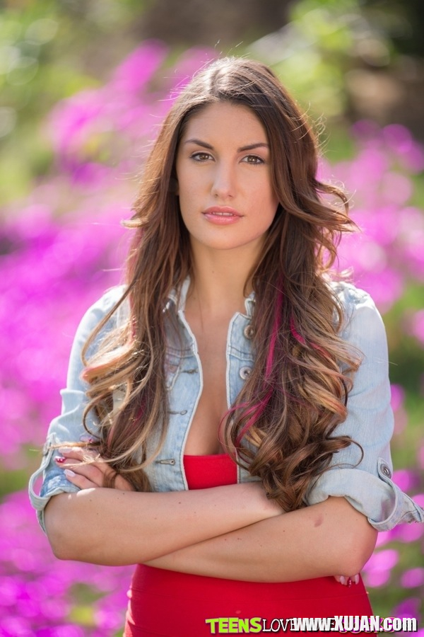 Slutty model August Ames posing showing amazing forms outside - Photo #2355238