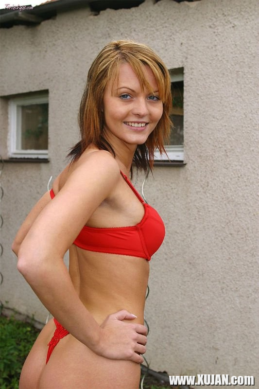 Blonde Sandra Sanchez showing off her body outdoors - Photo #2361278