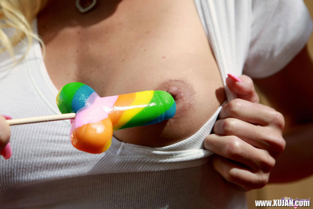 Blonde Cody Love plays with a lollypop - Photo #2364989