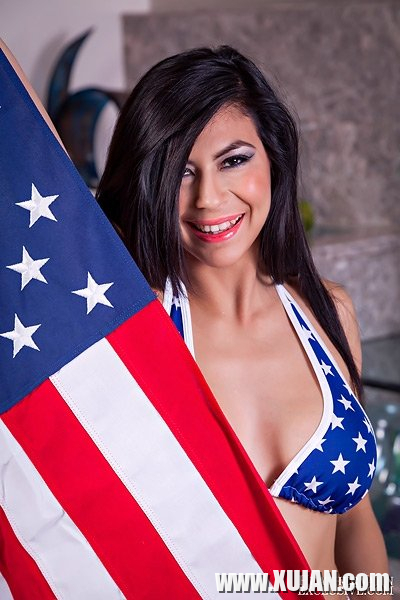 Heather Vahn Shows Off Her American Pride - Photo #2372243