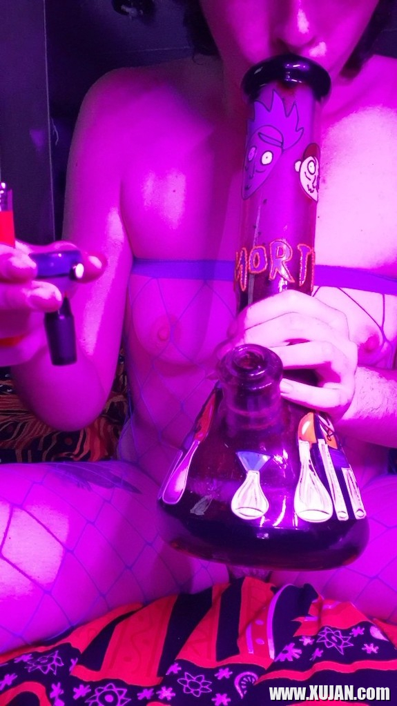 Seqsual Stoner Strip Tease - Photo #2377946