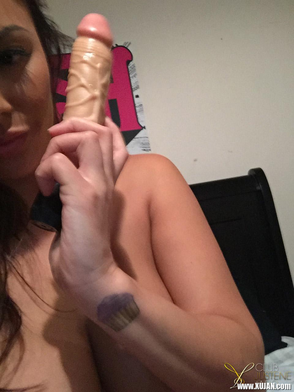 Asian babe Justene Jaro practices her oral skills on a vibrator - Photo #2385864