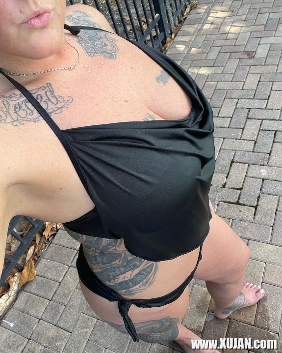 Sev erankyunadzev loghalu bikini - Photo #2397425