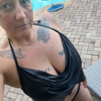 Sev erankyunadzev loghalu bikini