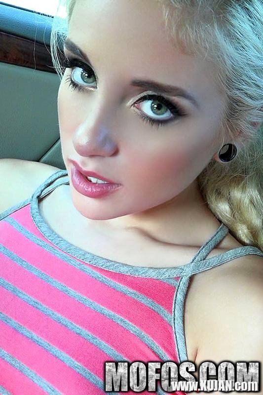 Naomi Woods doesnt give a fuck about her driver so she carries on having nasty phone sex on speaker in the back seat Things get out of control when this naughty teens boyfriend dares her to give the driver a blowjob while he listens in - Photo #2402381