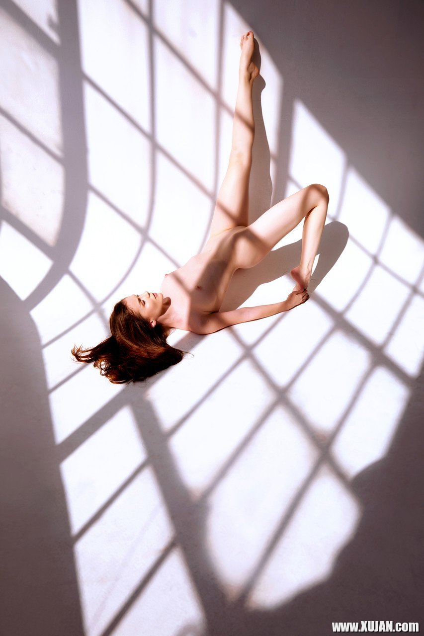 Busty chick Emily Bloom posing naked in the sunshine - Photo #2413533