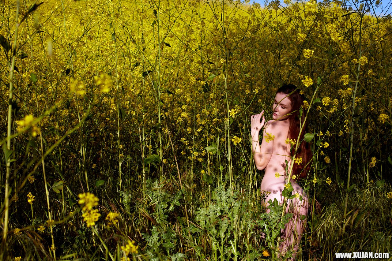 Emily Bloom teasing with her amazing body in the nature - Photo #2413610