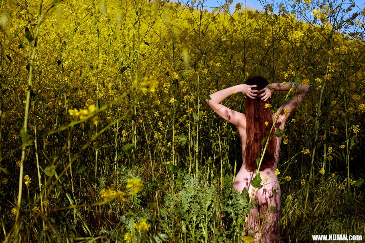 Emily Bloom teasing with her amazing body in the nature - Photo #2413612