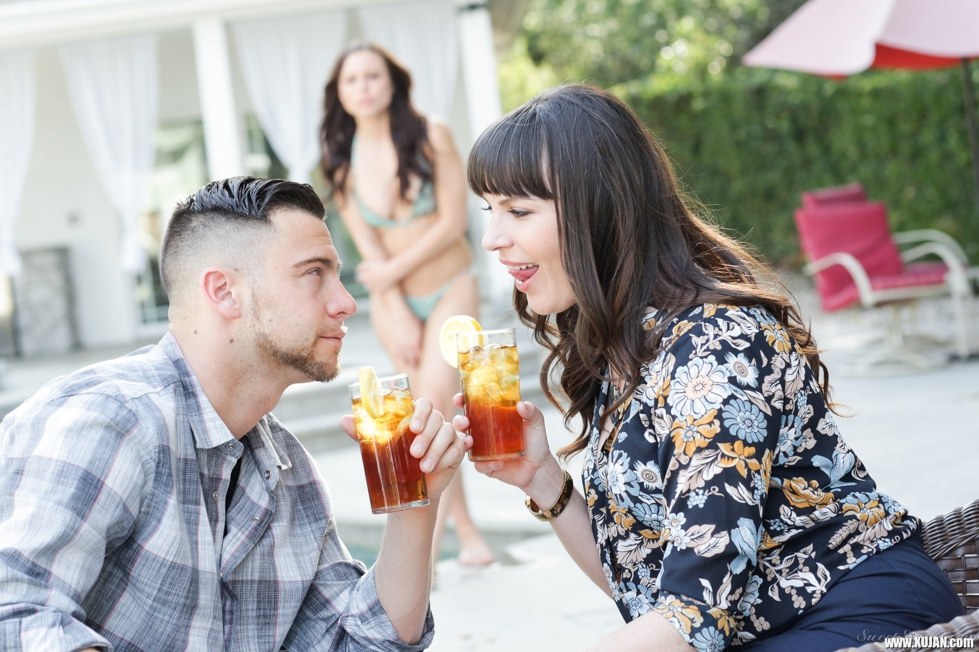 It wasnt planned but Sam Seth Gamble cant resist Diane Dana DeArmond and he gives into temptation Hes talking to his girlfriends mother and she starts seducing him Maybe its innocent maybe not He cant resist her tempting tits and her lus - Photo #2415924