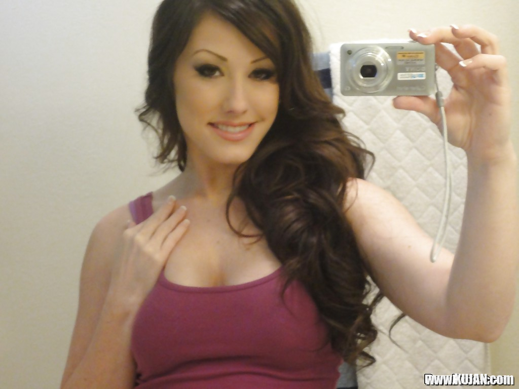 Glamorous young babe Jennifer White makes some self shots in a bathroom - Photo #2423150