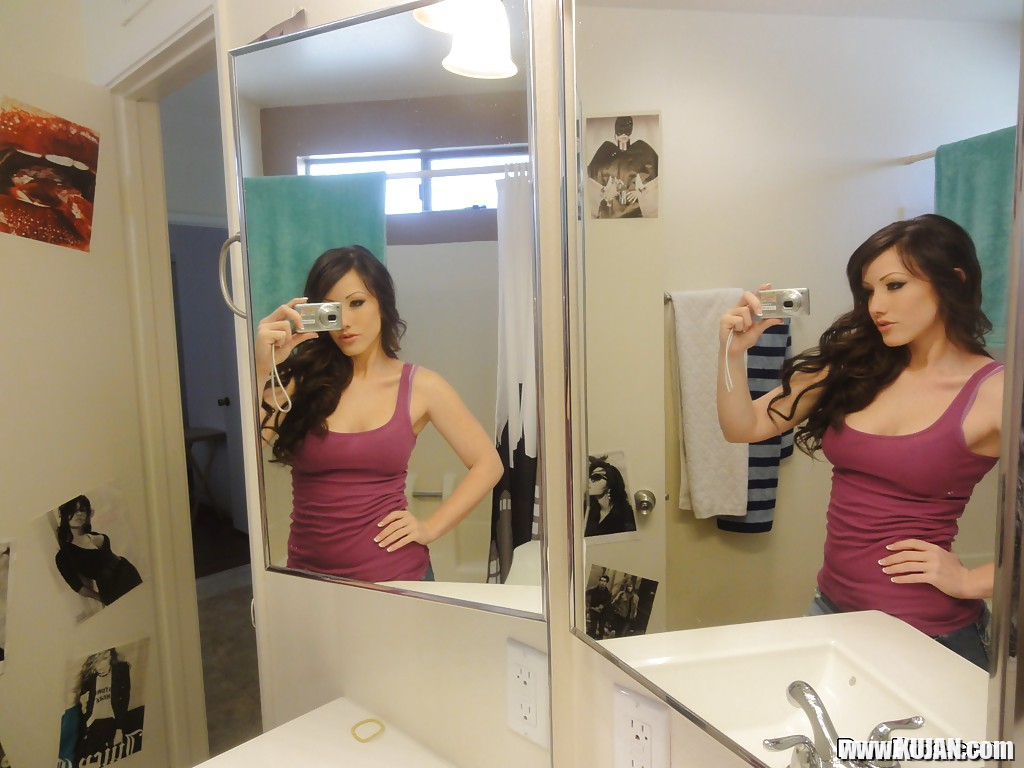 Foxy babe Jennifer White stripping and posing naked in the bathroom - Photo #2423657