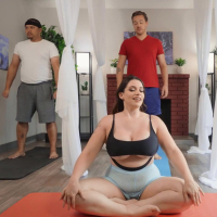 Curvy bitch Brooklyn Springvalley having hardcore yoga session