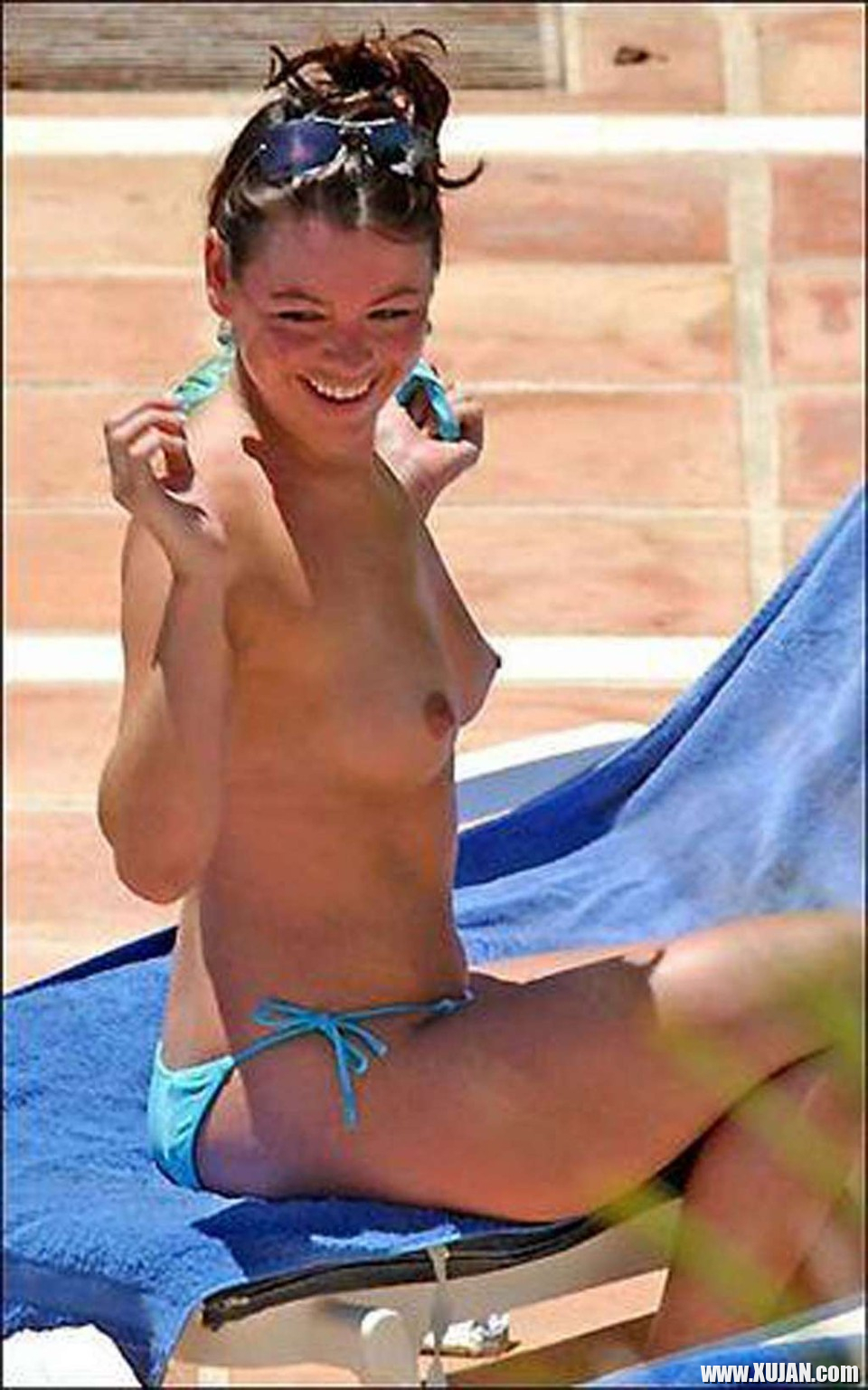 Lisa Scott Lee exposing her nice huge boobs on pool paparazzi shoots - Photo #2433738