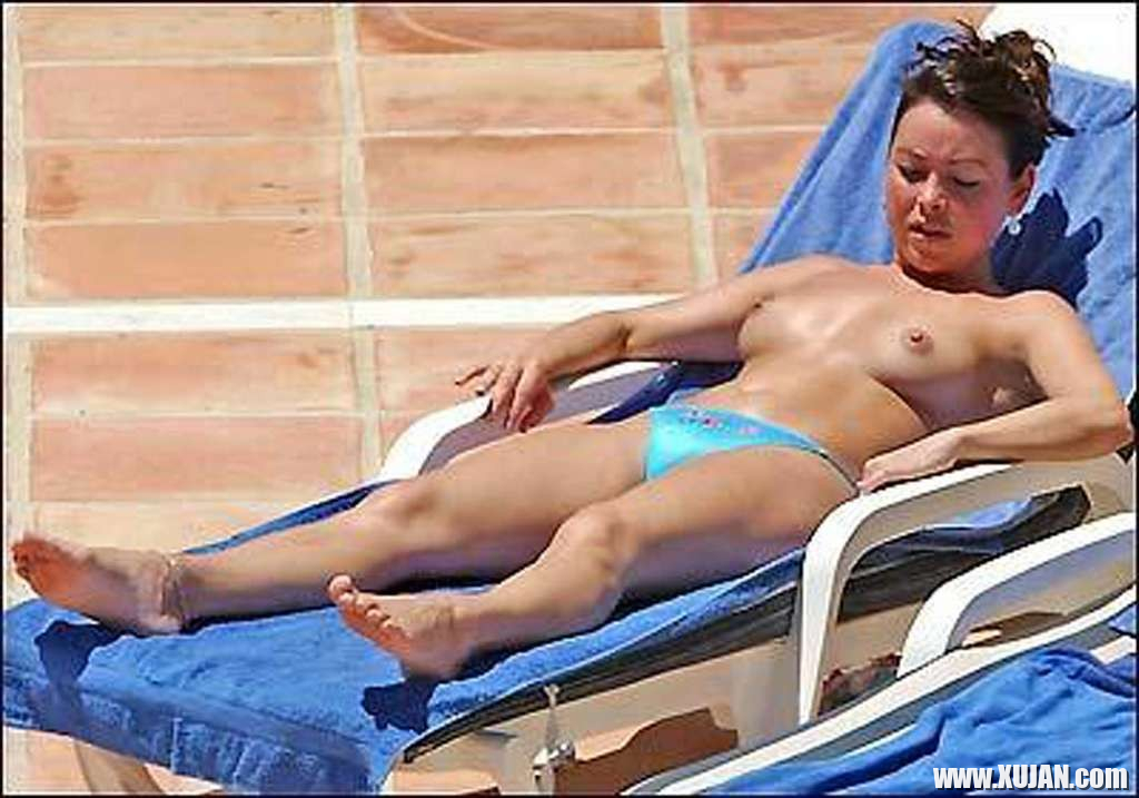 Lisa Scott Lee exposing her nice huge boobs on pool paparazzi shoots - Photo #2433739
