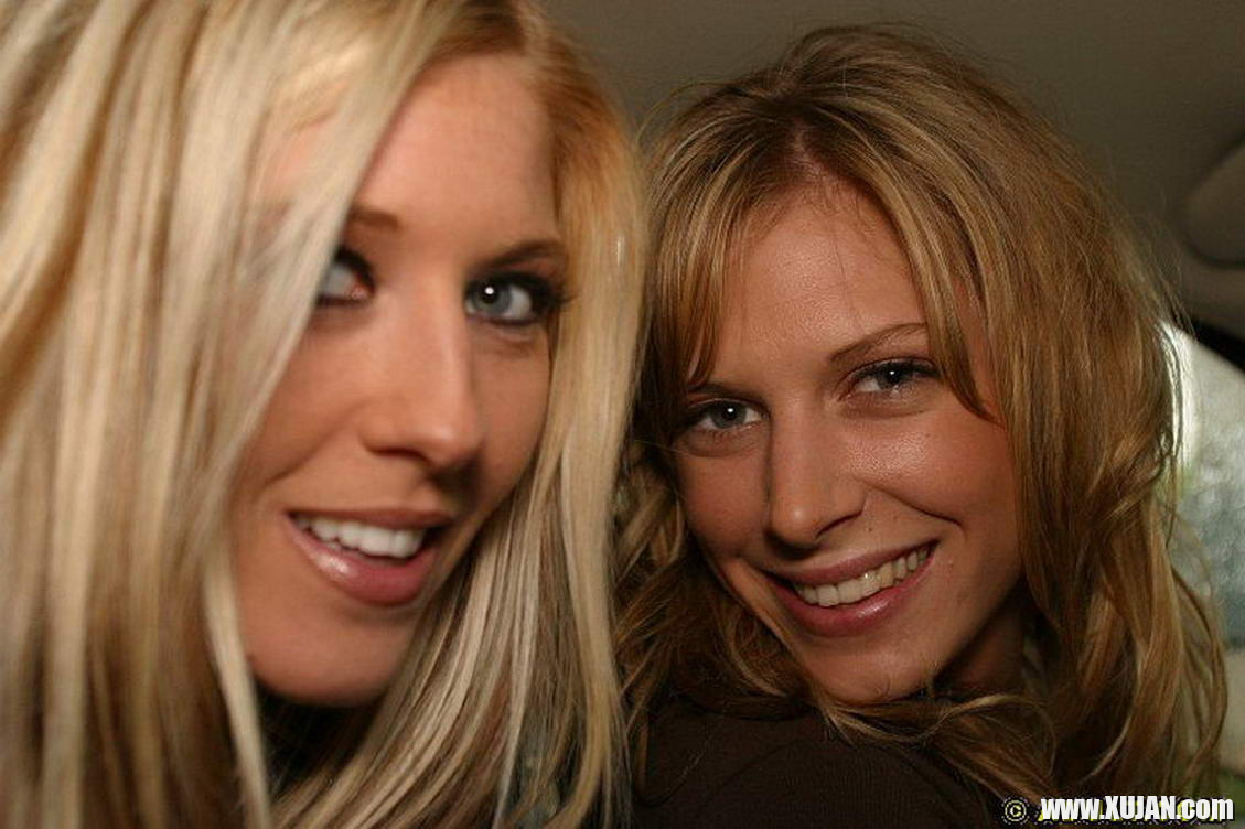 Hot blonde babes in a steamy lez threesome - Photo #2439164