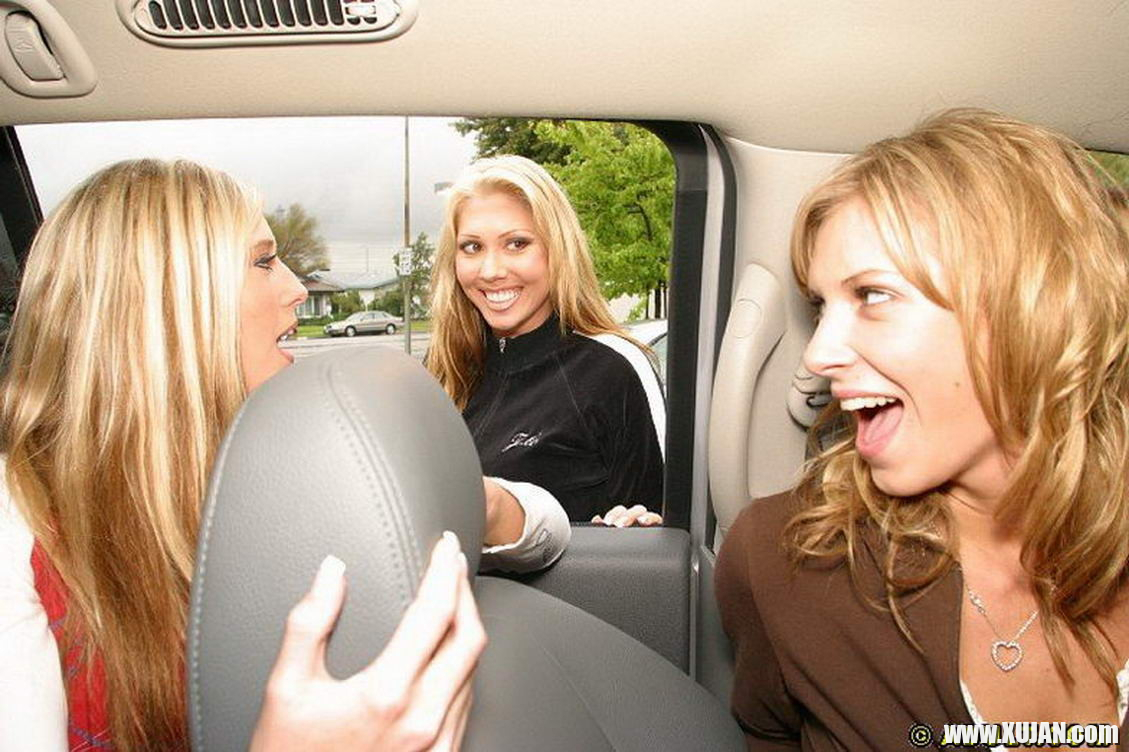 Hot blonde babes in a steamy lez threesome - Photo #2439165